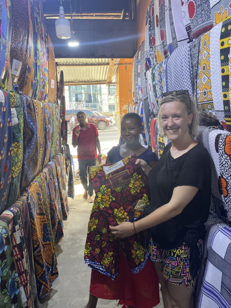 Eva Klabalová v africkém obchodě v Tanzanii.
