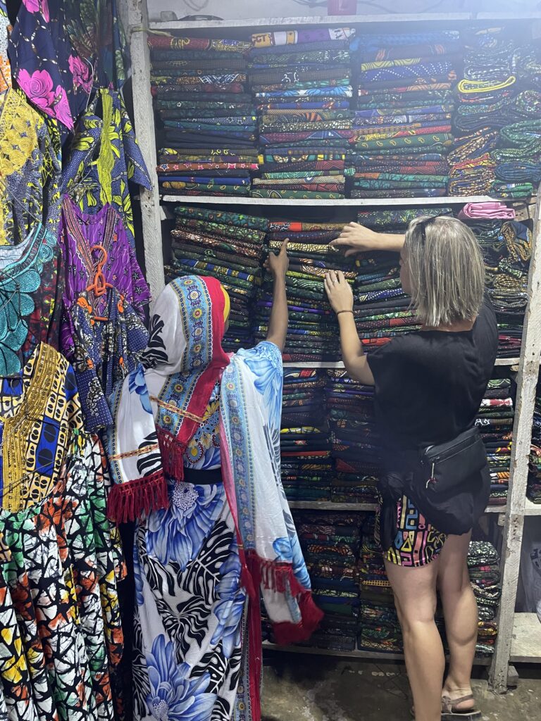 Eva Klabalová v africkém obchodě v Tanzanii.